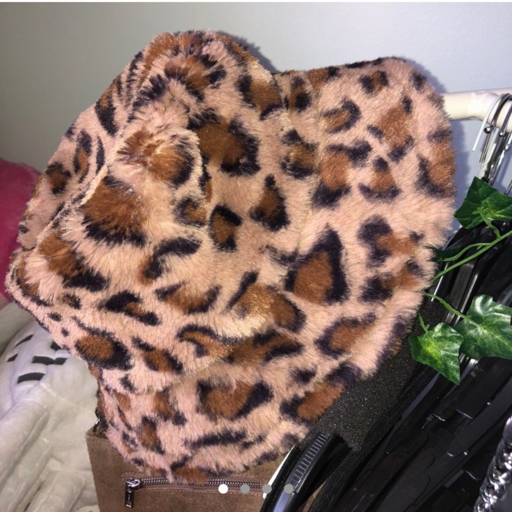 ❌SOLD - Fuzzy leopard bucket hat!